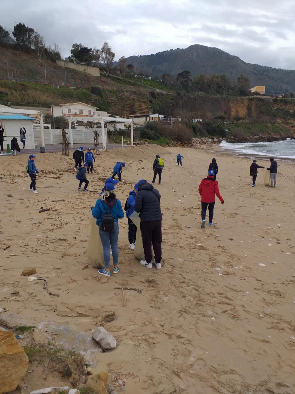 Oltre 400 chili di rifiuti raccolti sulla spiaggia Playa