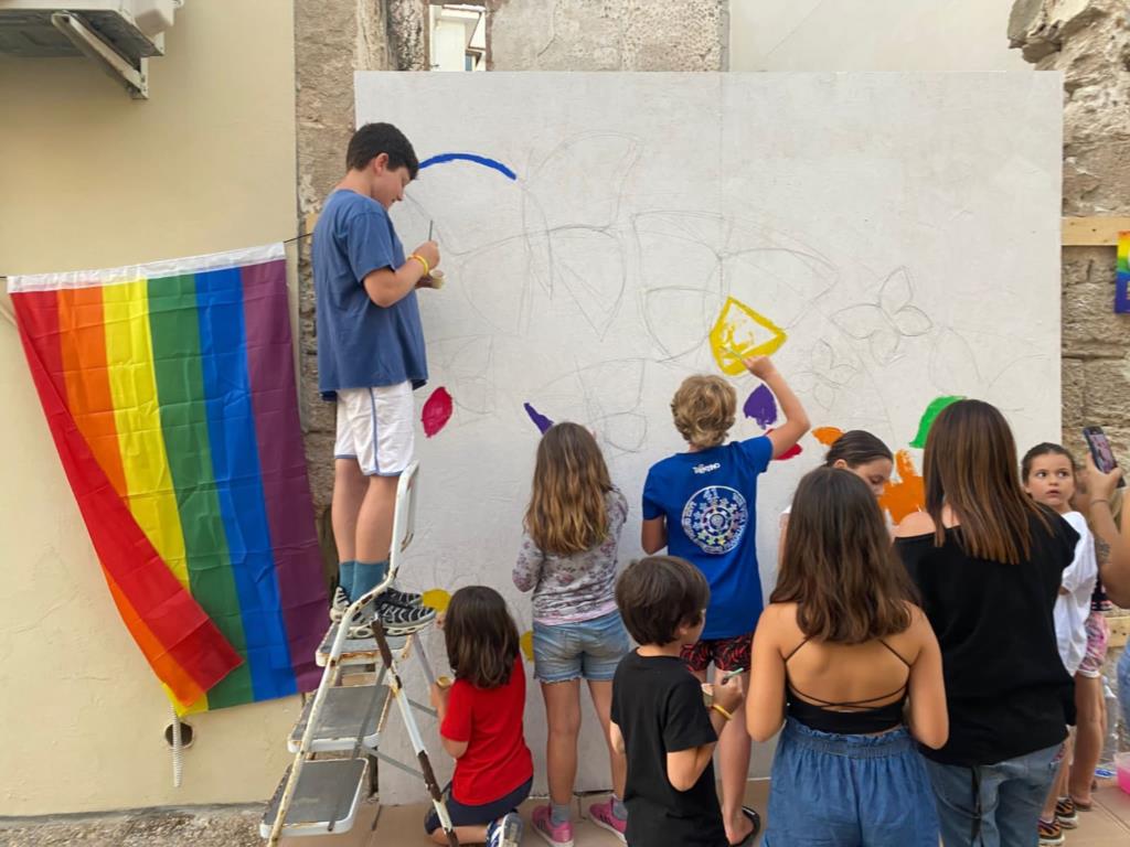 Un arcobaleno di farfalle apre la settimana dell’Egadi Pride