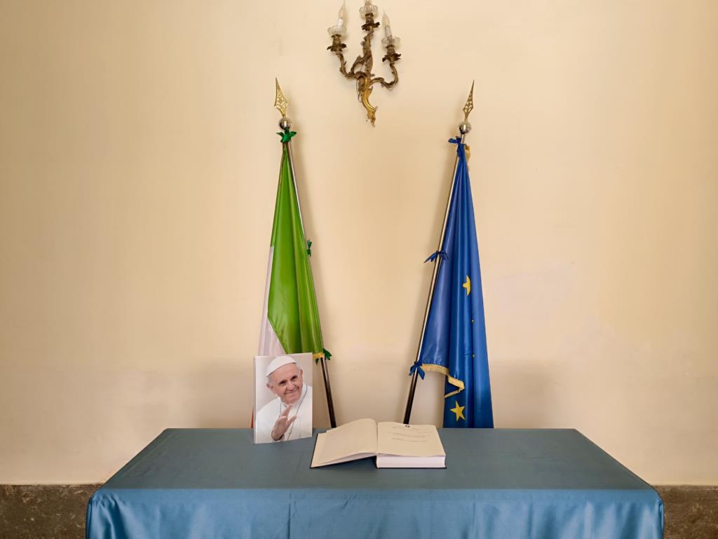 Trapani, registro di condoglianze in Prefettura per la scomparsa del Sommo Pontefice Francesco