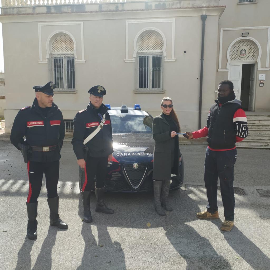Marsala, cittadino immigrato riconsegna ai Carabinieri cellulare rubato