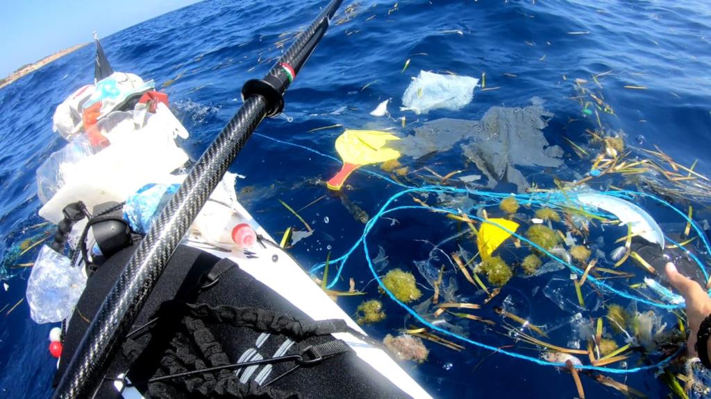 Castellammare del Golfo, un giro in kayak fra rifiuti e bellezze sempre meno incontaminate (VIDEO)