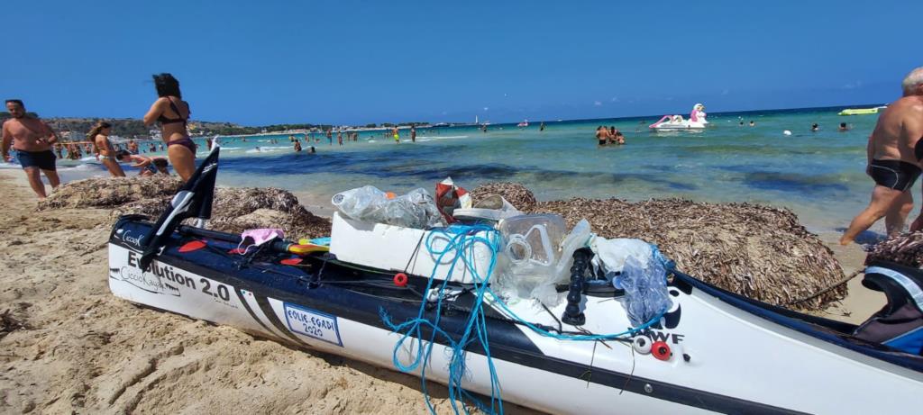 Castellammare del Golfo, un giro in kayak fra rifiuti e bellezze sempre meno incontaminate (VIDEO)