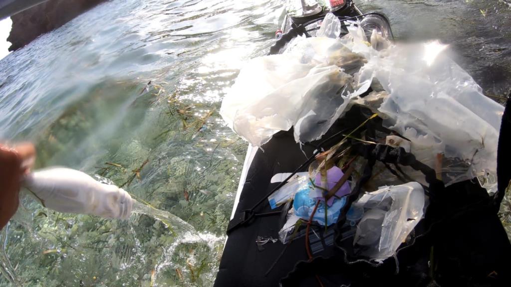 Castellammare del Golfo, un giro in kayak fra rifiuti e bellezze sempre meno incontaminate (VIDEO)