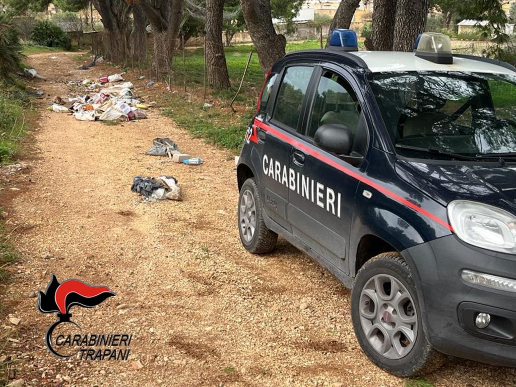 Erice, abbandona rifiuti per strada a Pizzolungo: denunciato un panettiere