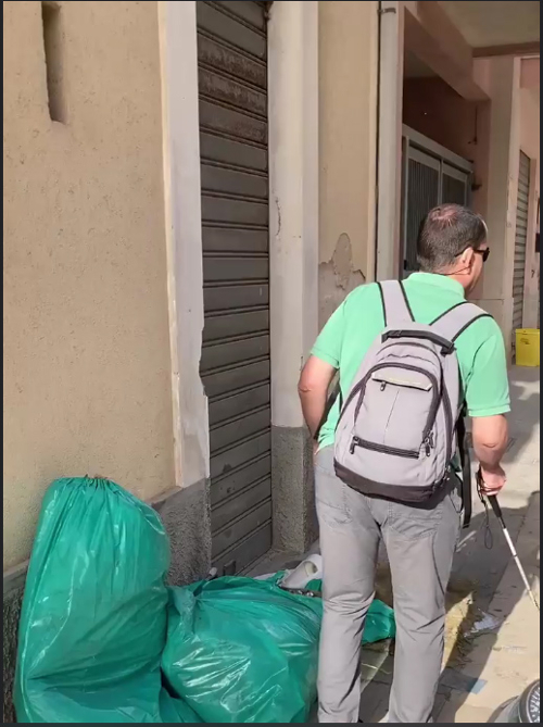 Passaggio interdetto a un non vedente: sacchi della spazzatura abbandonati sul marciapiede