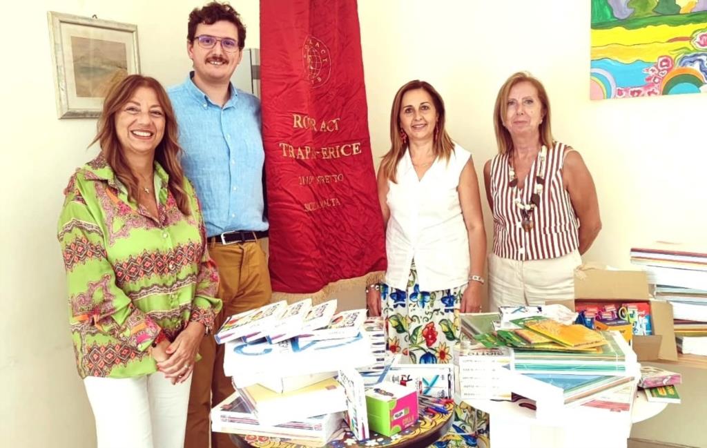 Rotaract Trapani-Erice, donato materiale scolastico a 20 studenti ericini