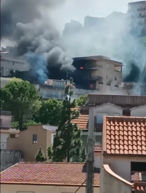 Salemi, esplosioni e fiamme in una palazzina della via Mazara (VIDEO)