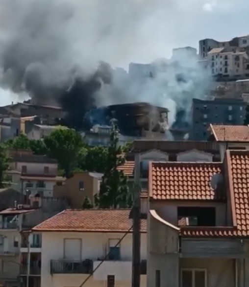 Salemi, esplosioni e fiamme in una palazzina della via Mazara (VIDEO)