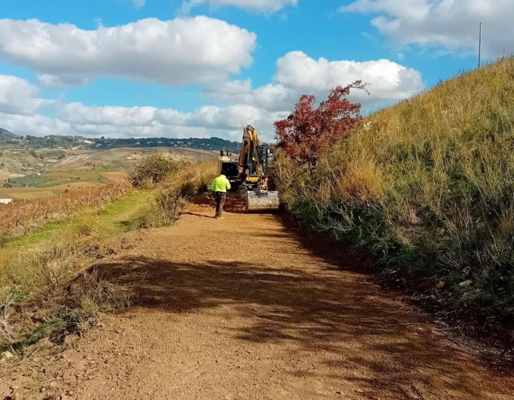 Salemi, operai al lavoro sulla strada per il sito archeologico di Mokarta