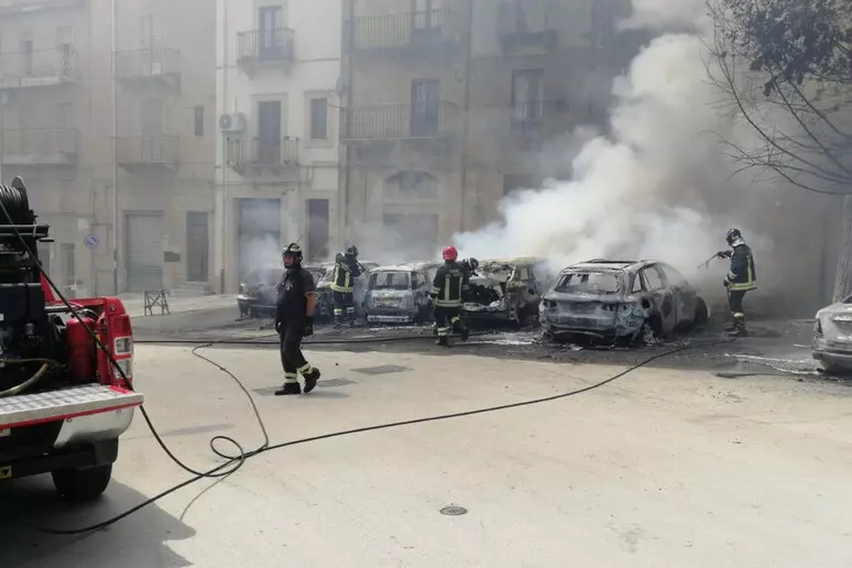 A Salemi incendio distrugge sei auto