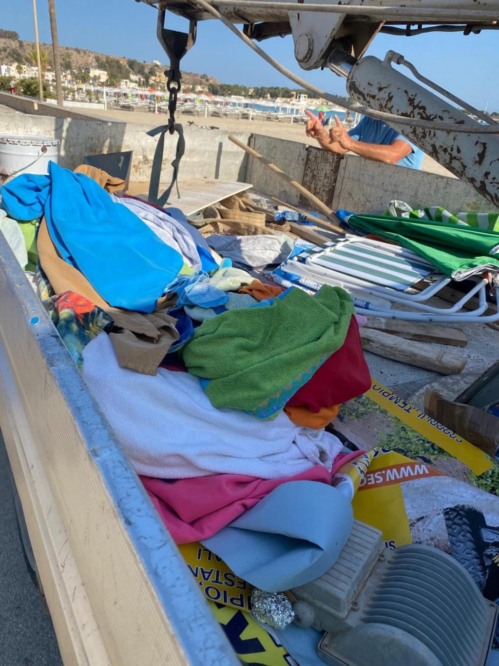San Vito, la Capitaneria rimuove attrezzature abusive dalla spiaggia