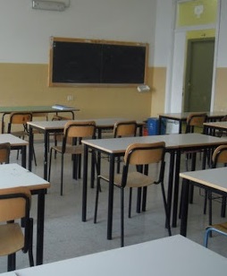Covid, lezioni in presenza a turni nelle scuole superiori