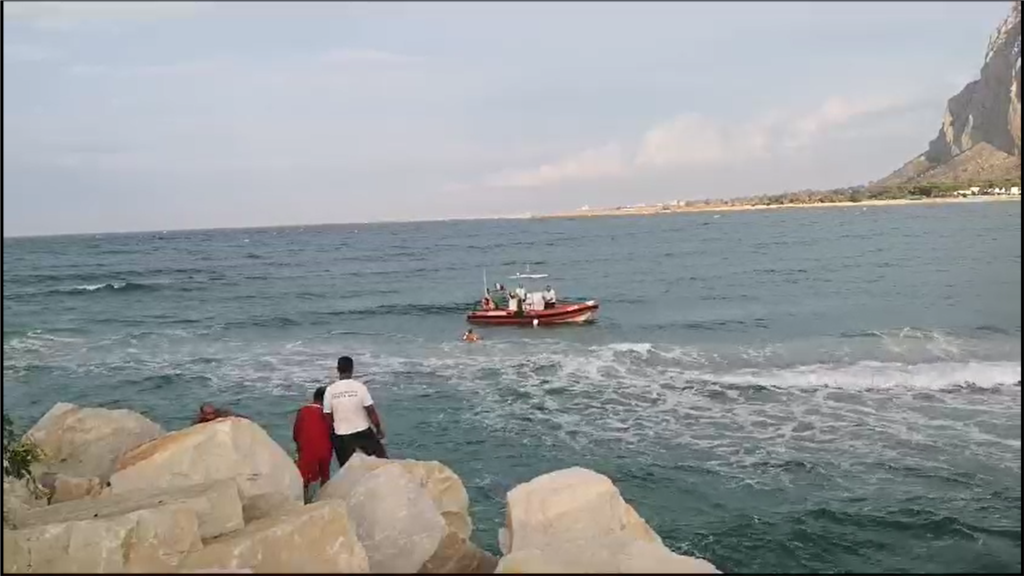 San Vito Lo Capo, Guardia Costiera salva turista turca