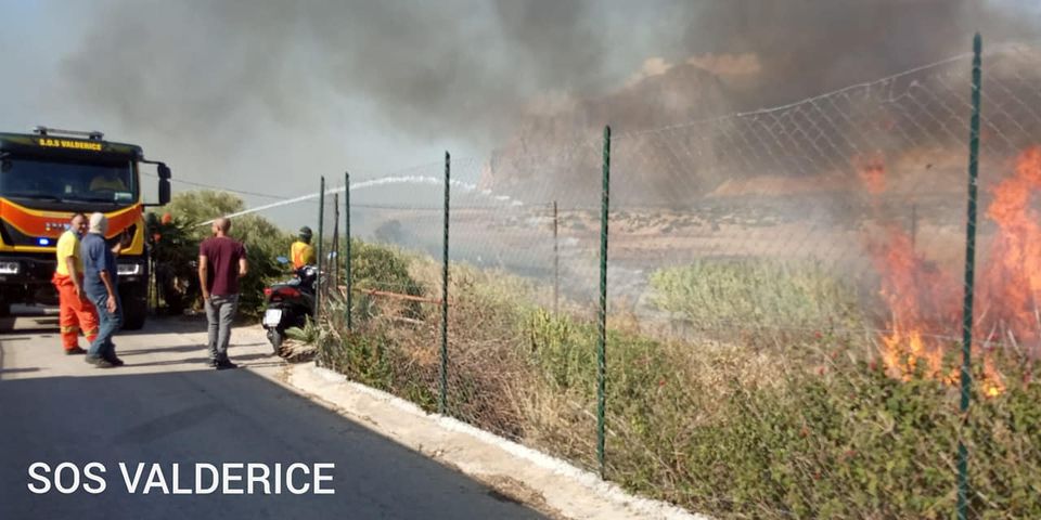 Incendio tra Forgia e Cornino, le fiamme lambiscono le abitazioni