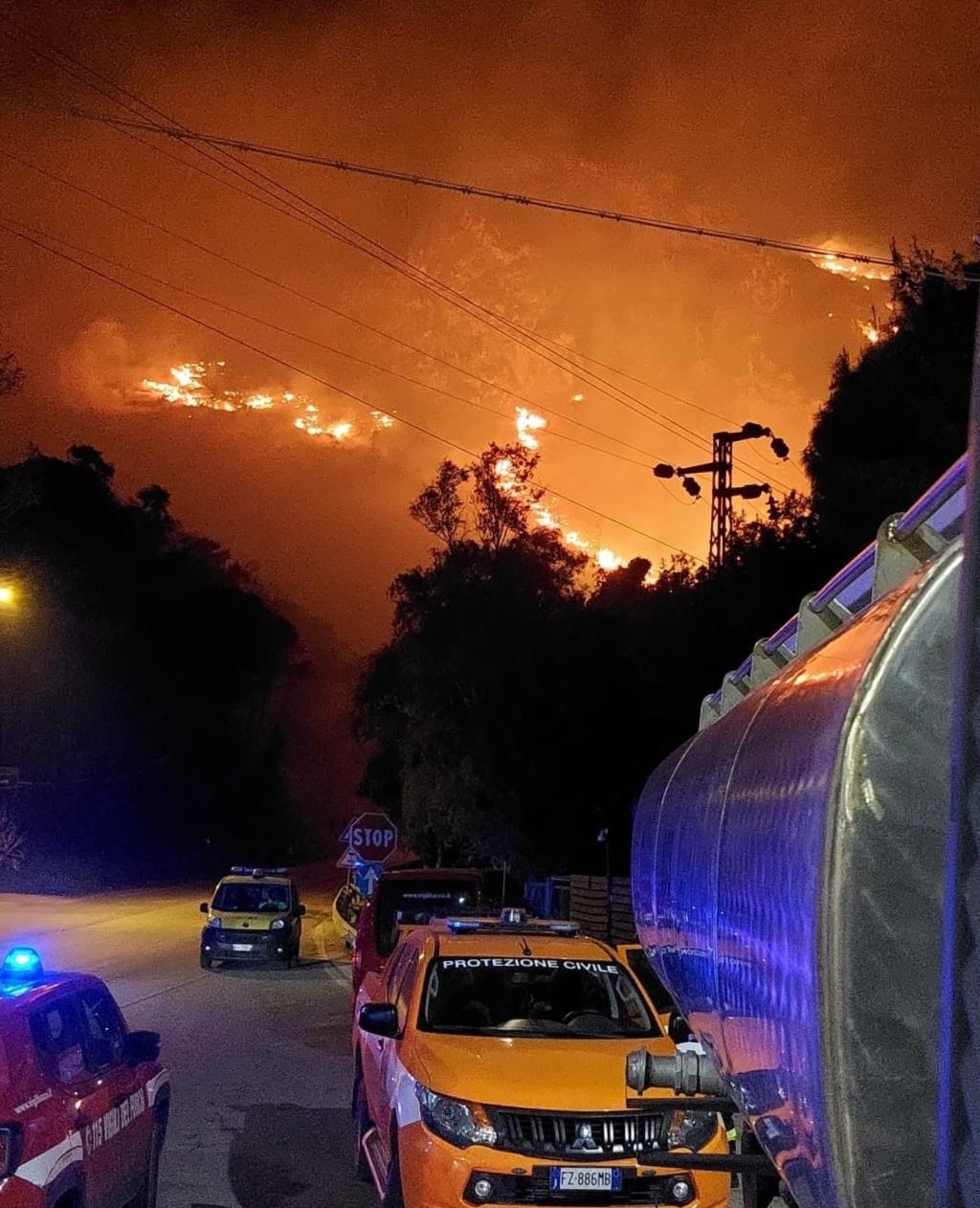 Castellammare, incendio a Monte Inici