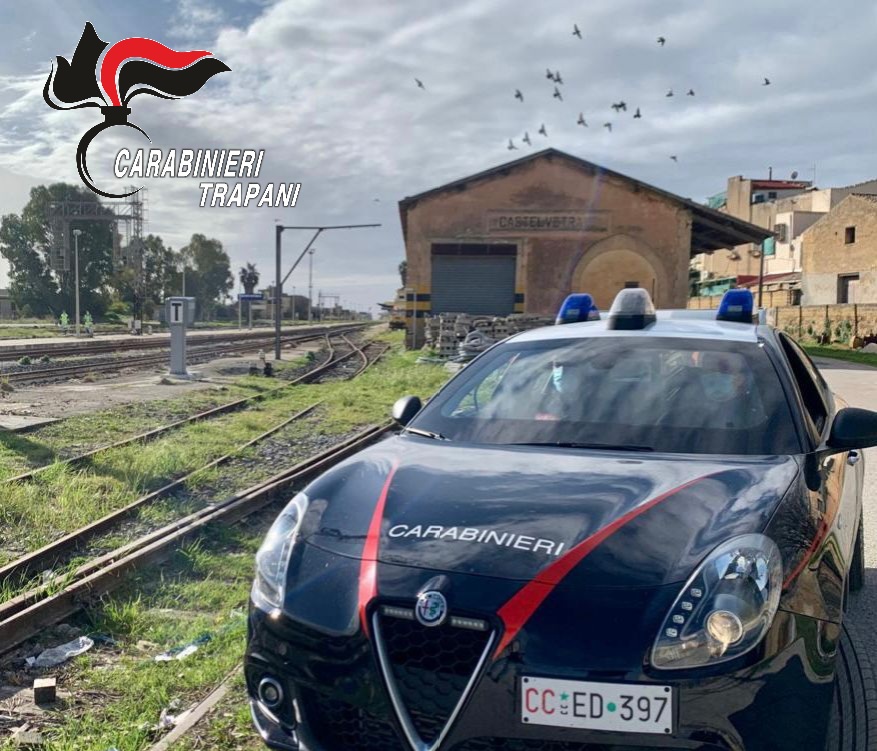 Castelvetrano, sorpresi a rubare gasolio da una locomotiva: arrestati