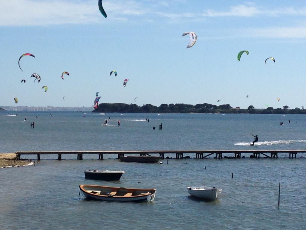 Kitesurf nella riserva dello Stagnone a Marsala: è polemica