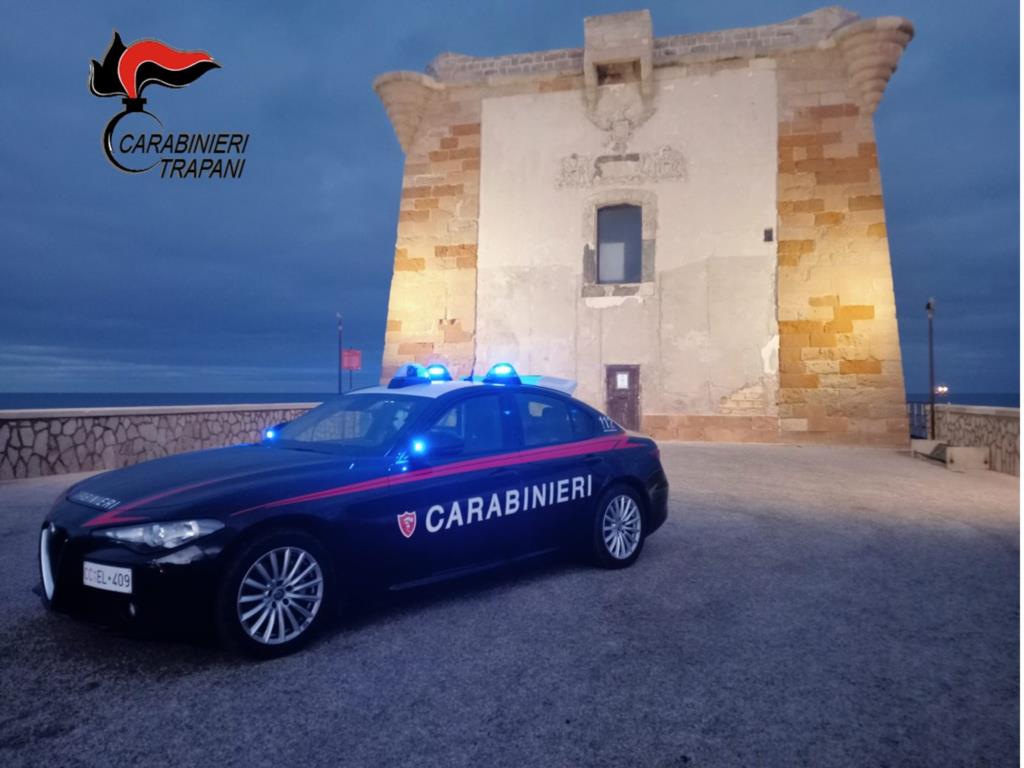 Trapani, non si ferma all'Alt dei Carabinieri e danneggia l'auto di servizio: arrestato