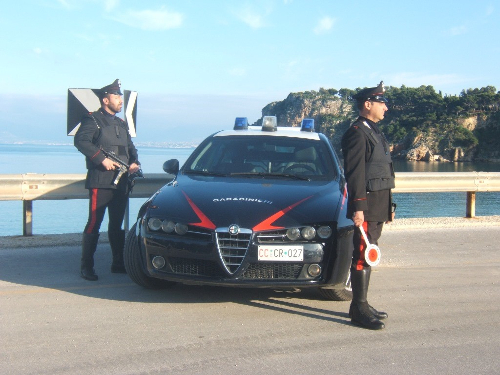 Alcamo: tampona l'auto dei carabinieri e scappa, denunciato