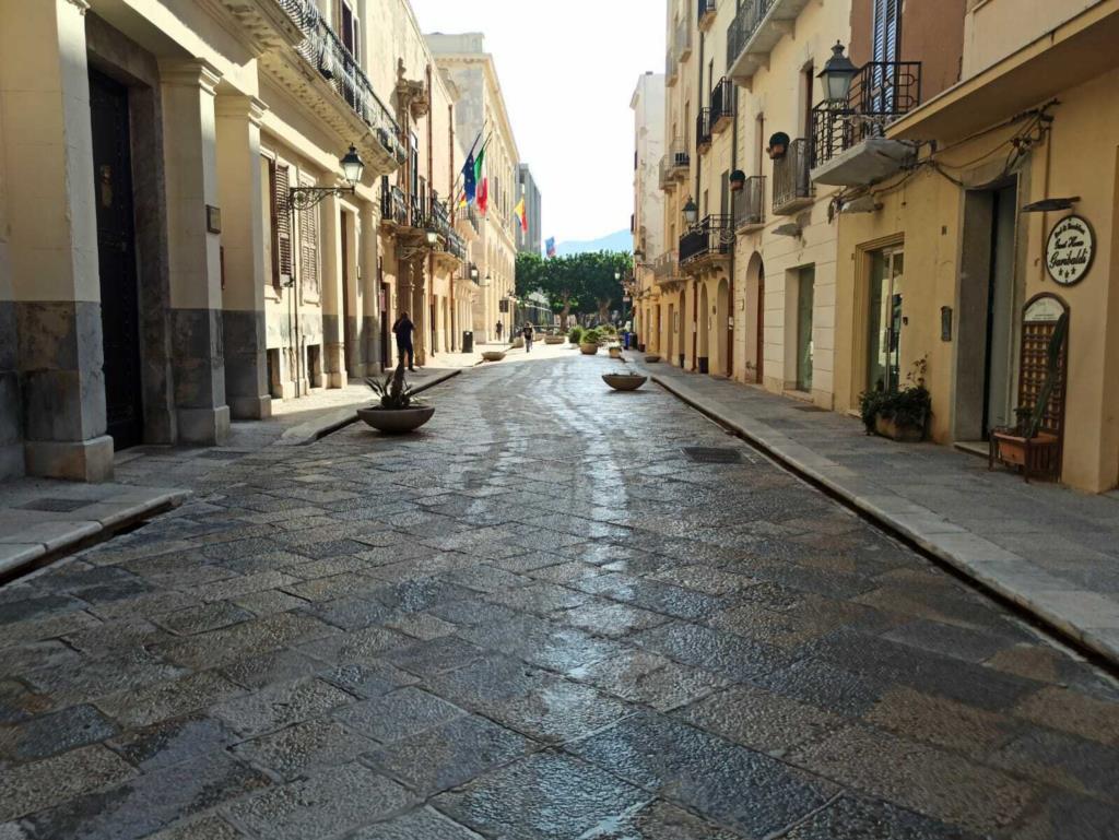 Anche a Trapani vietato andare in giro in costume o a torso nudo