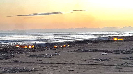 Campobello, incendiati canne e rifiuti sulla spiaggia