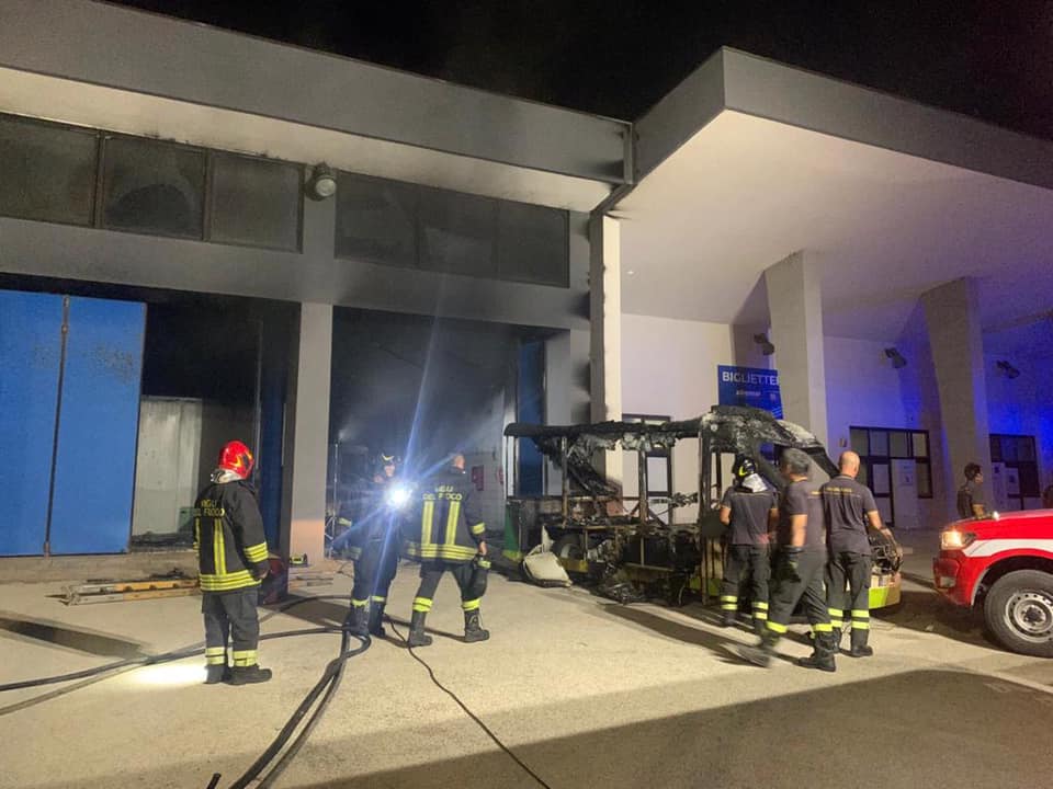 Mazara del Vallo: in fiamme il trenino turistico