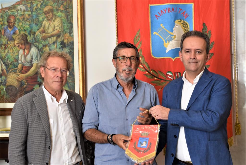 Marsala, il sindaco incontra il campione di tiro con l'arco Andrea Alagna