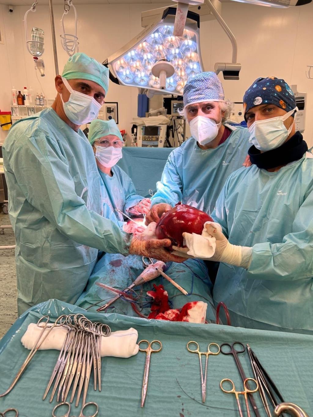 Mazara, chirurghi dell'ospedale Abele Ajello asportano tumore di 5 kg