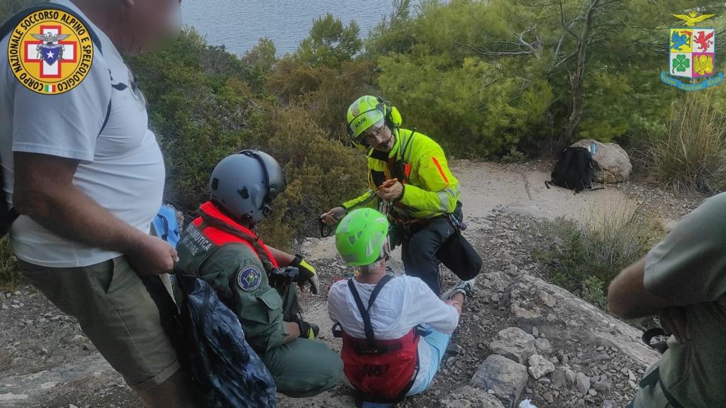 Marettimo, turista scivola e si rompe una gamba: recuperata in elicottero