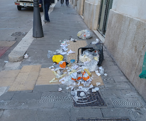 Trapani: atto vandalico nella notte, divelti decine di cestini della spazzatura
