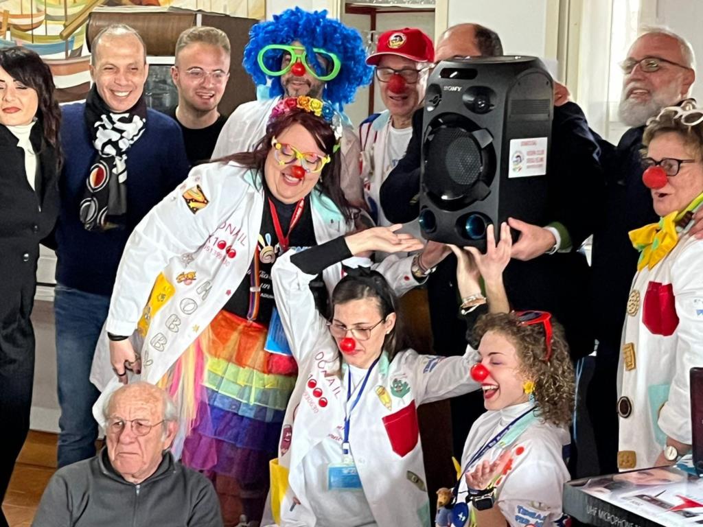 Il Vespa Club degli Elimi dona attrezzature ad una Onlus di clownterapia