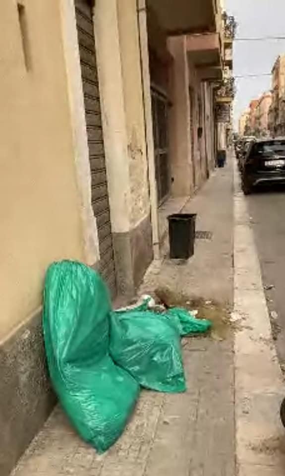Passaggio interdetto a un non vedente: sacchi della spazzatura abbandonati sul marciapiede
