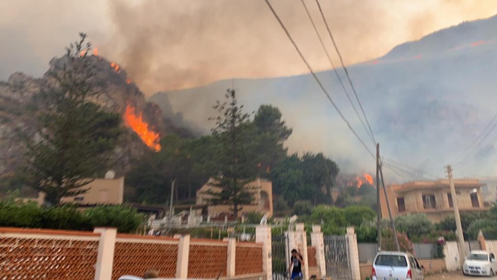 Incendio a Erice, 5 ore di volo per l'elicottero dell'Aeronautica militare