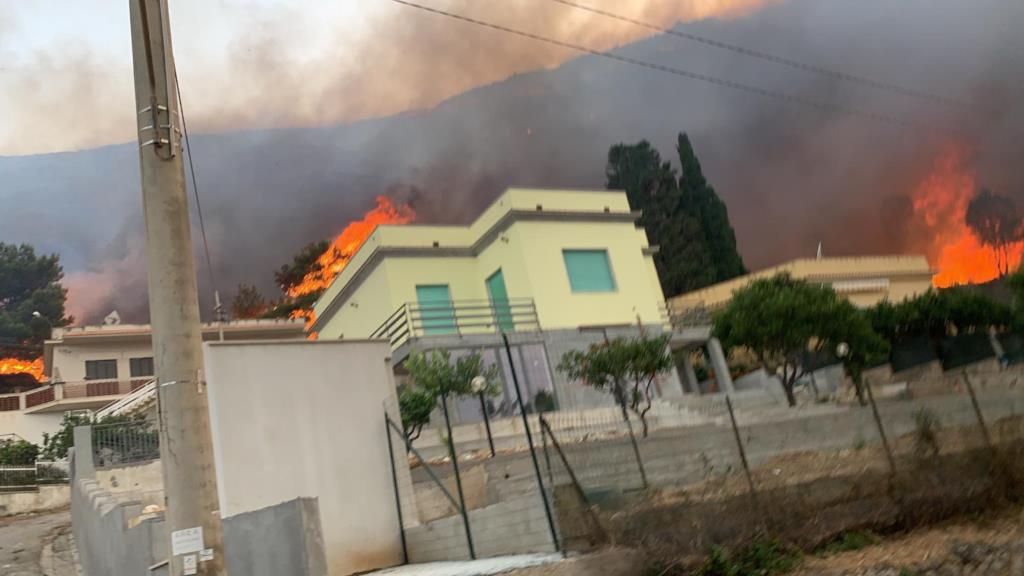 Incendio a Erice, 5 ore di volo per l'elicottero dell'Aeronautica militare