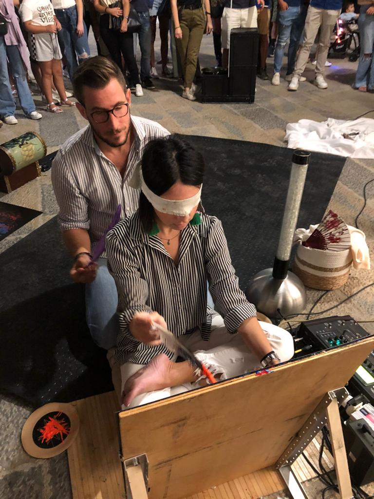 Pittura sensoriale: la magia di un viaggio sorprendente e inaspettato  (VIDEO)